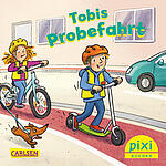 Ein Cover des Pixi-Buchs mit dem Titel "Tobis Probefahrt". Darauf sind zwei Kinder mit Helmen zu sehen, eines fährt einen Roller, das andere ein Fahrrad. Ein kleiner Hund rennt nebenher. 