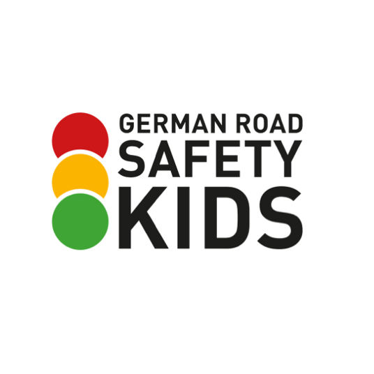 Logo mit dem Text „German Road Safety Kids“ in schwarzer Schrift. Links eine stilisierte Ampel mit Kreisen in Rot, Gelb und Grün. Das Wort „Kids“ ist fett und grösser dargestellt.